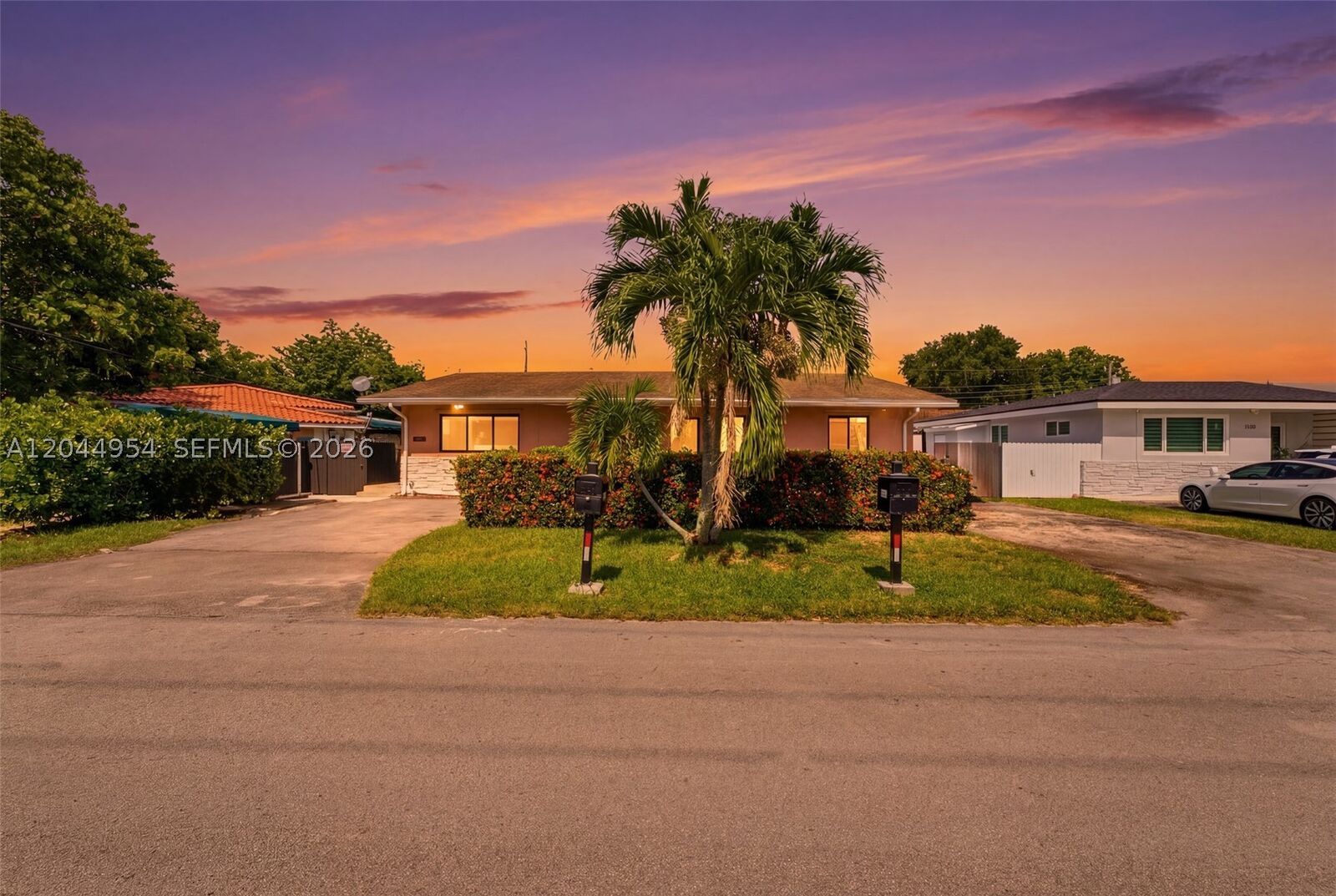 Property Photo: 1419 SW 76th Ct FL 33144
