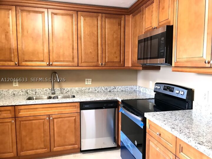 Property Photo: 369 Lakeview Dr 203 FL 33326