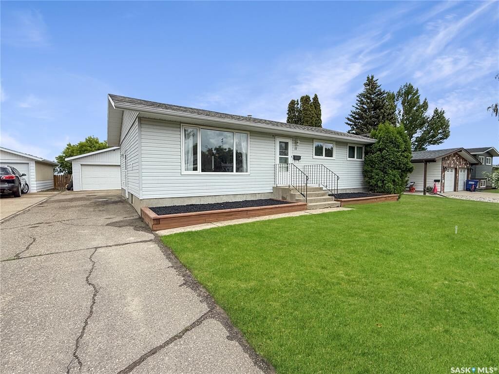 Property Photo:  11 Hayward Place  SK S9H 3Z9 