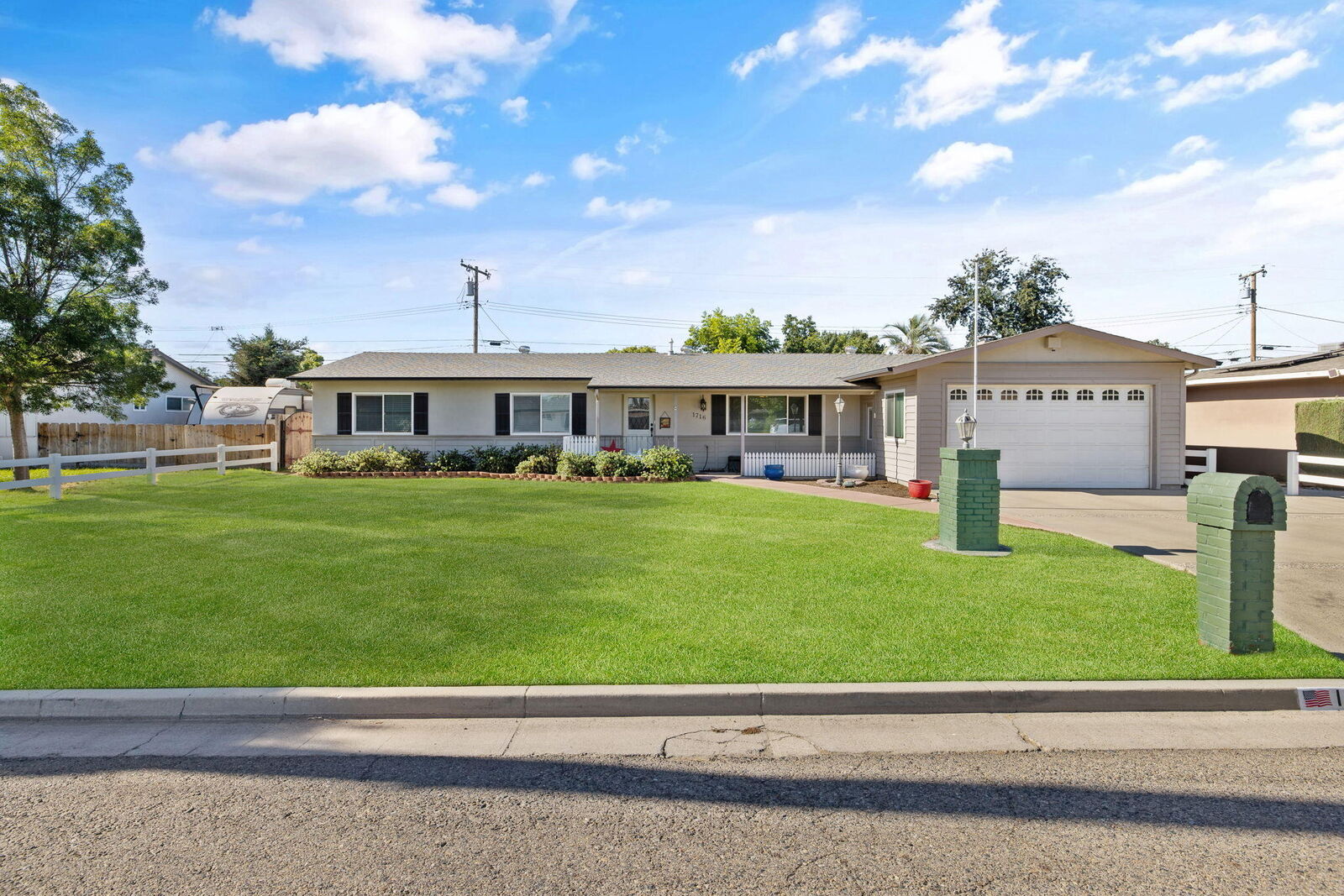 Property Photo:  1716 E Academy Avenue  CA 93274 