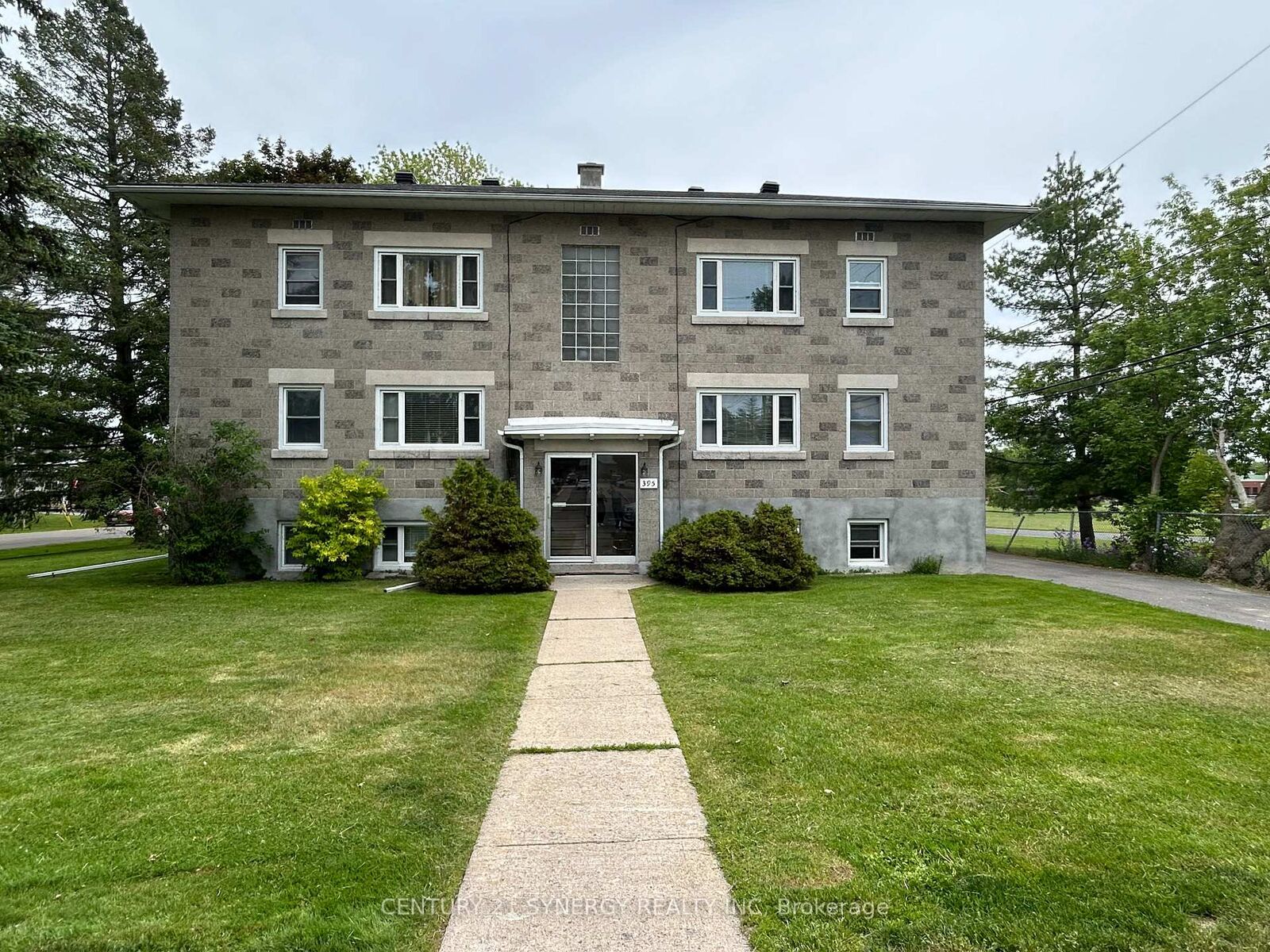 Property Photo: 395 Pine Street E ON K7G 1E2