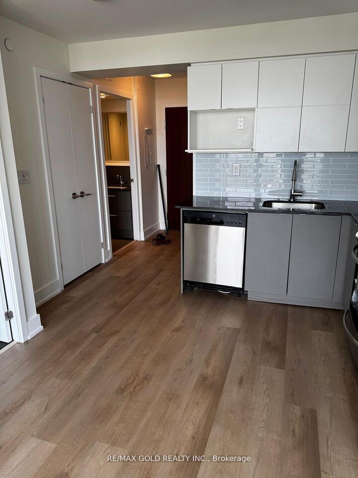 Photo de la propriété:  160 Flemington Road 1208  ON M6A 1N6 