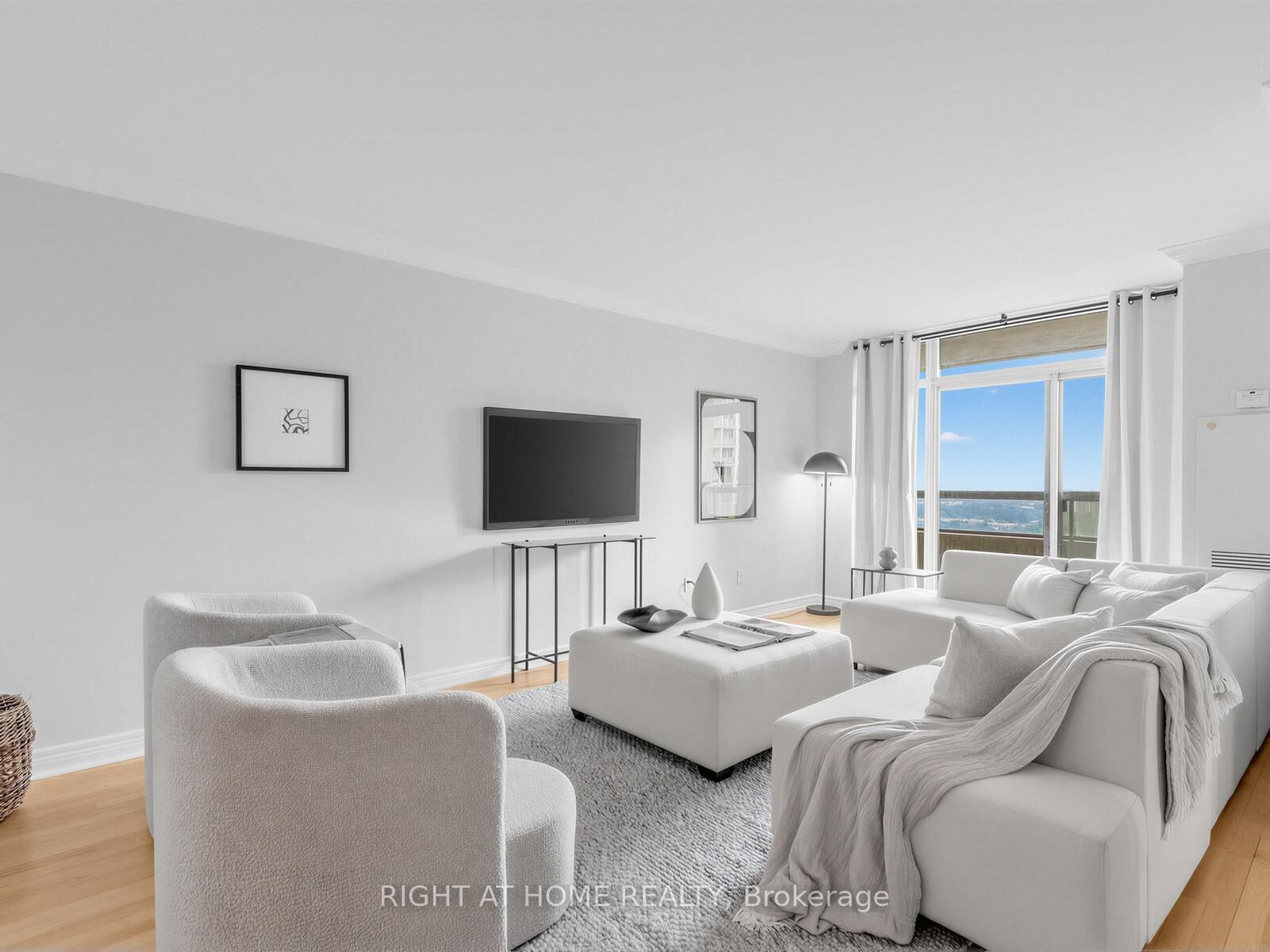 Property Photo:  18 Sommerset Way 2206  ON M2N 6X5 