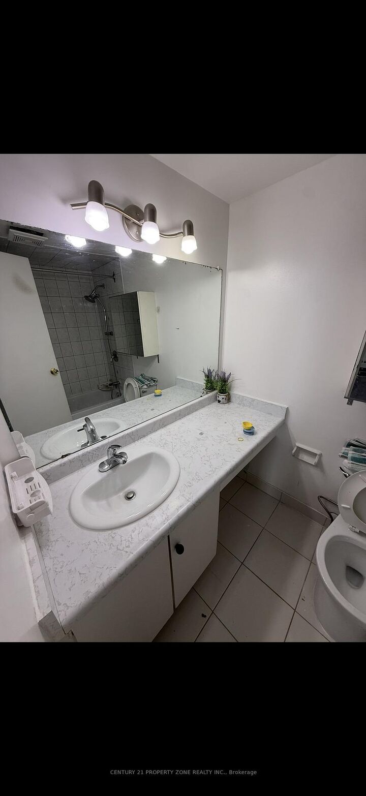 Property Photo: 530 Lolita Gardens 702 ON L5A 2A8