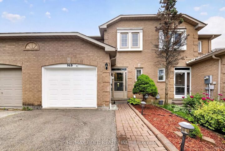 Property Photo: 949 Blizzard Road ON L5V 1T1