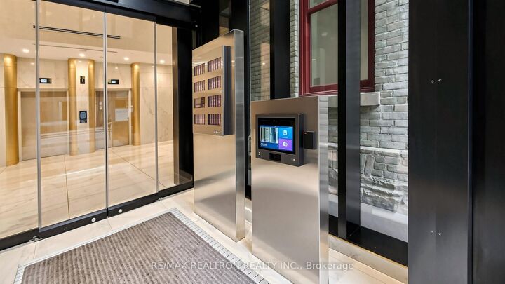 Property Photo:  634 Church Street 2405  ON M4Y 2G3 