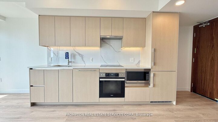 Property Photo: 3 Concord Cityplace Way 3601 ON M5V 0X4