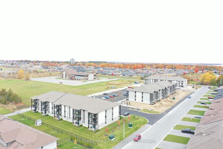 Property Photo: 101-10 Hillside Meadow Drive ON K8V 0J7