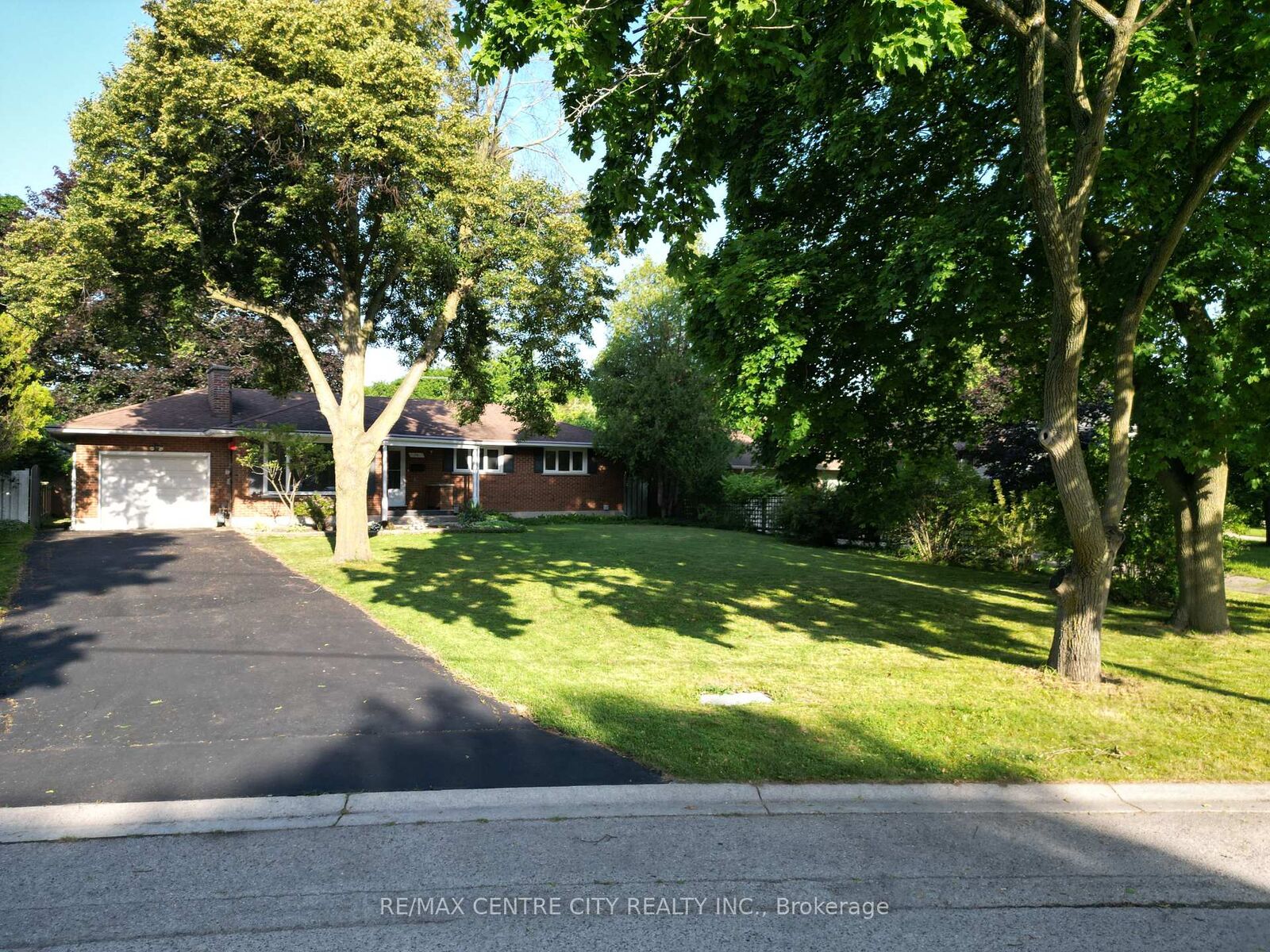 Property Photo: 74 Brentwood Crescent ON N6G 1X2