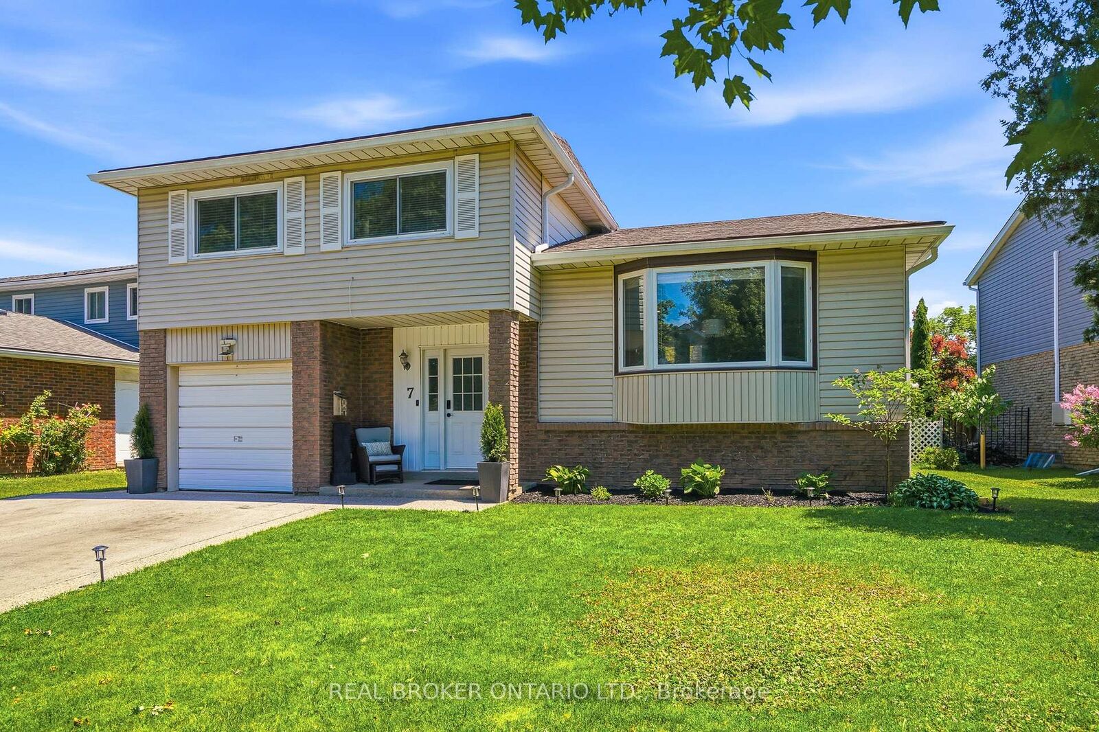 Property Photo:  7 Fairington Crescent  ON L2N 5W2 
