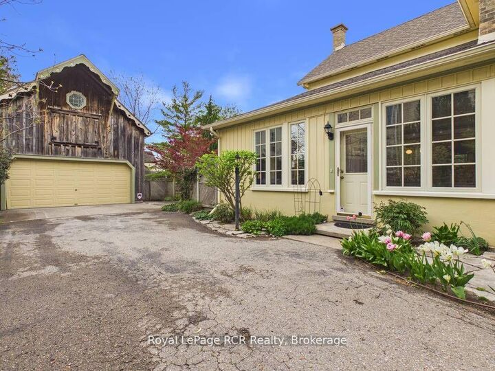 Property Photo:  804 Princes Street N  ON N2Z 1Z1 