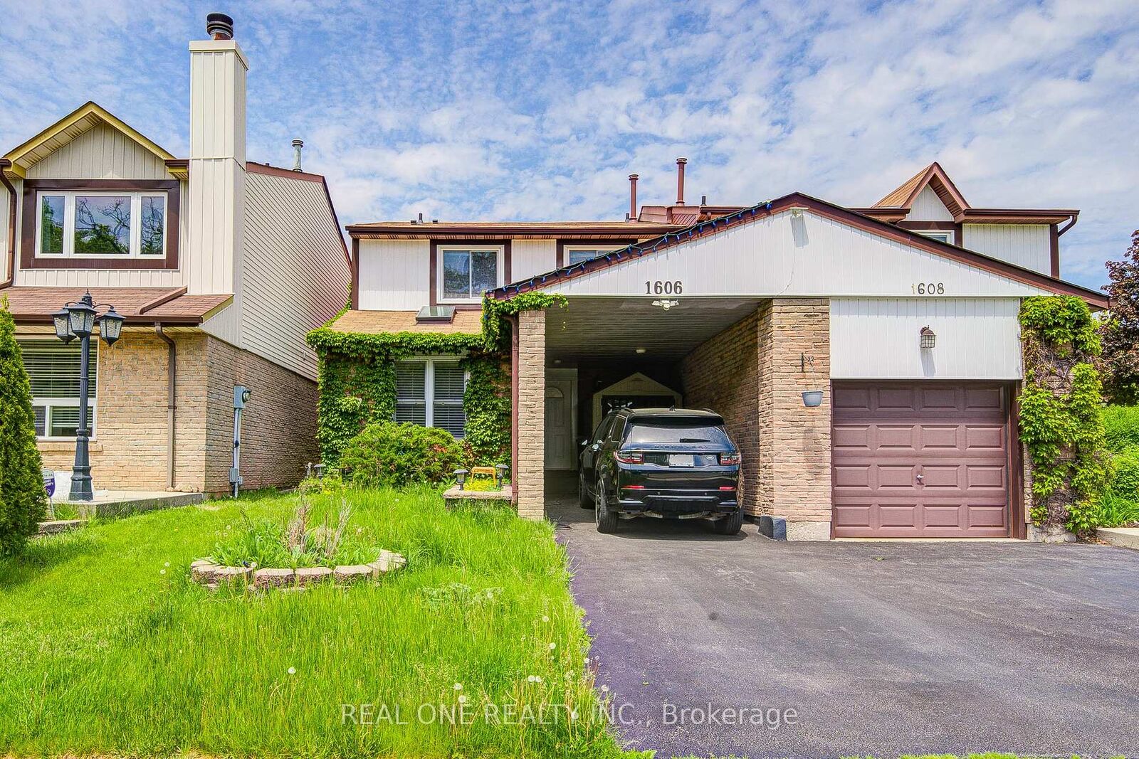 Property Photo: 1606 Lancaster Drive 30 ON L6H 2Z6