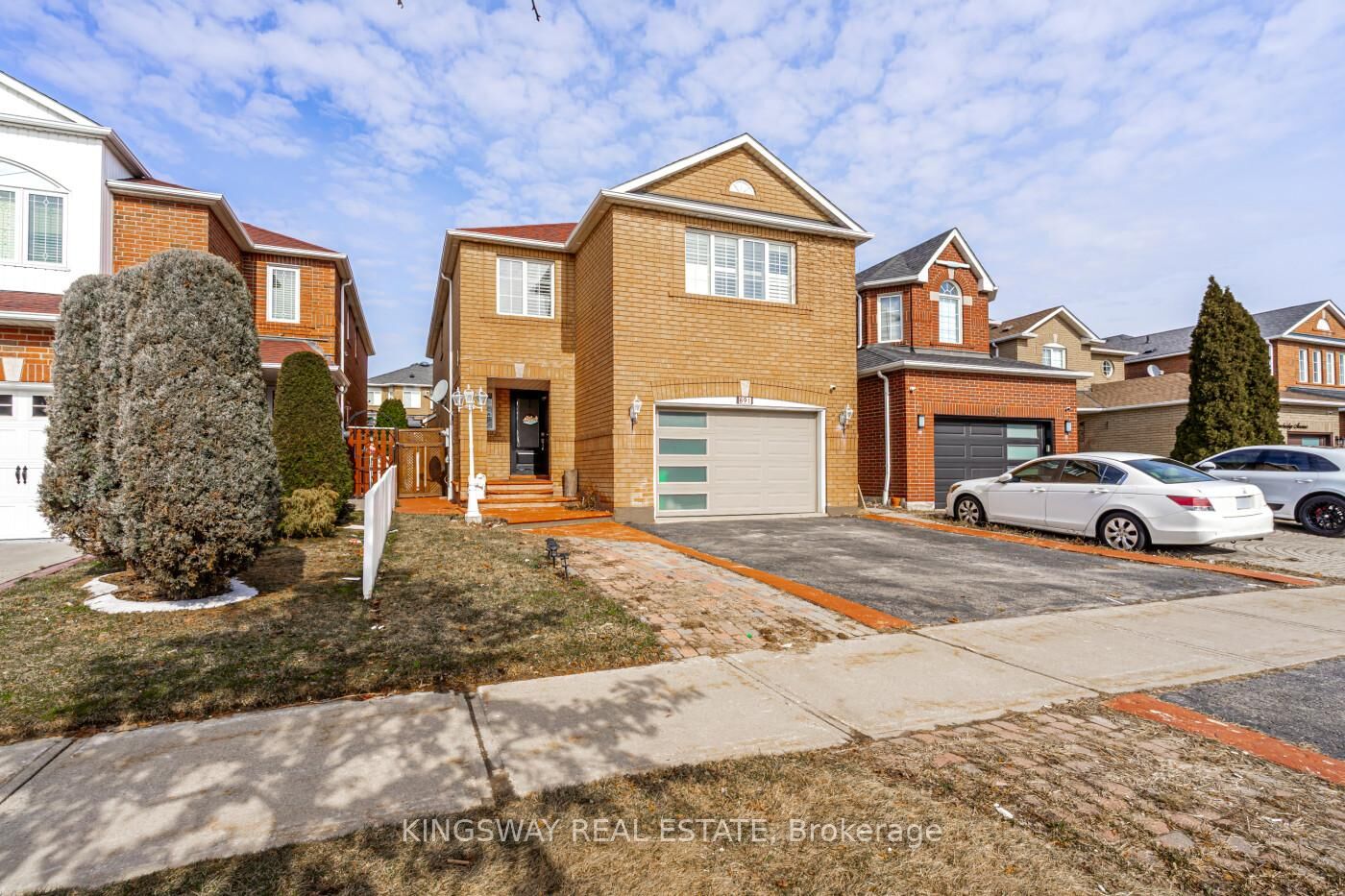 Property Photo:  891 Stonebridge Avenue  ON L5V 2L3 