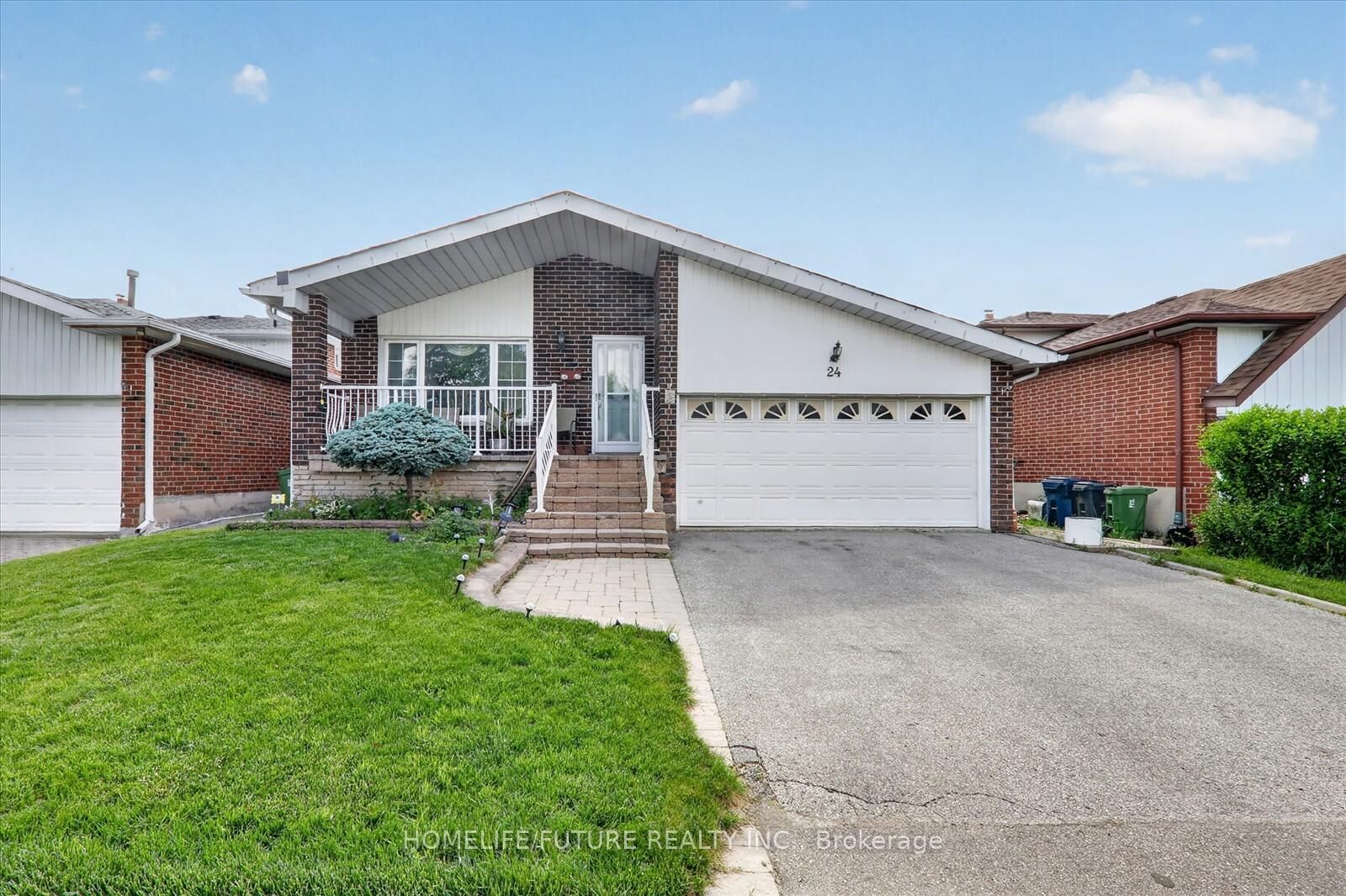 Property Photo: 24 Cleethorpes Boulevard ON M1S 3T3