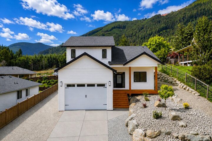 Property Photo: 464 Mountain View Dr BC V0R 2G1