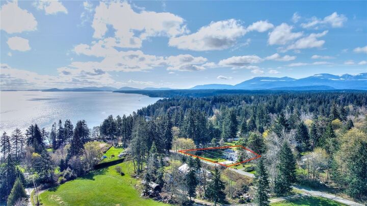 Property Photo: 1569 Murdoch Rd BC V9X 1P1