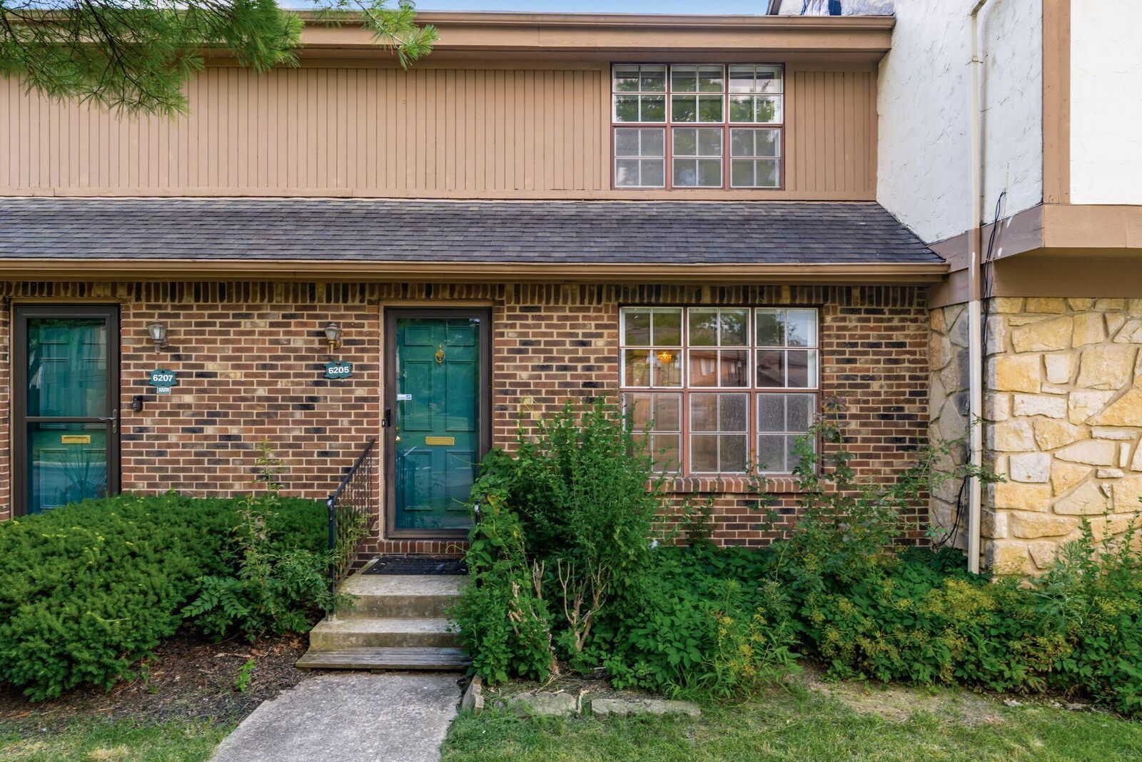 Property Photo: 6205 Stornoway S Drive OH 43213