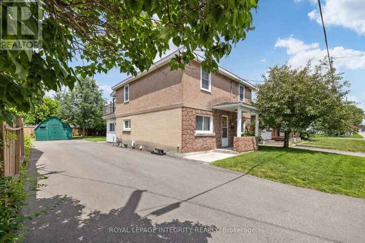 Property Photo: 1081 Kenaston Street ON K1B 3P8