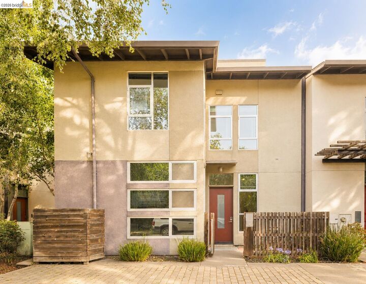 Property Photo: 21 Covent Ln CA 94608