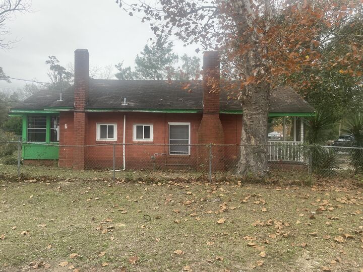 Property Photo: 698 W Walnut Avenue FL 32536