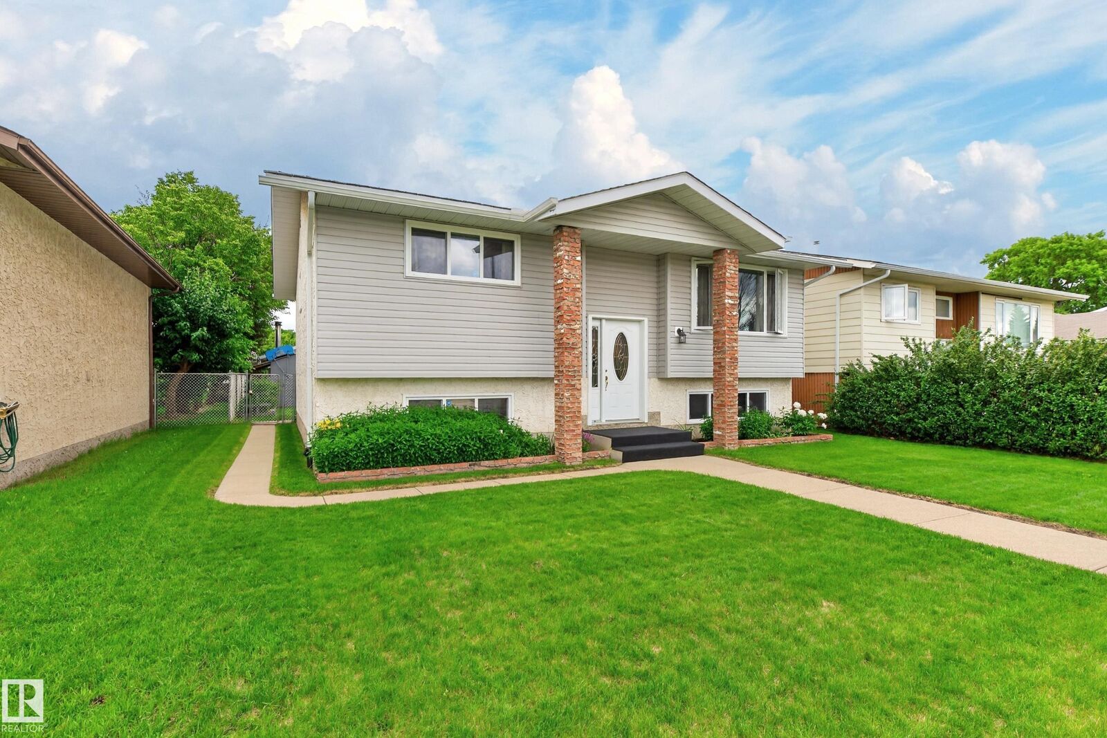 Property Photo:  2027 38 Street NW  AB T6L 3G9 