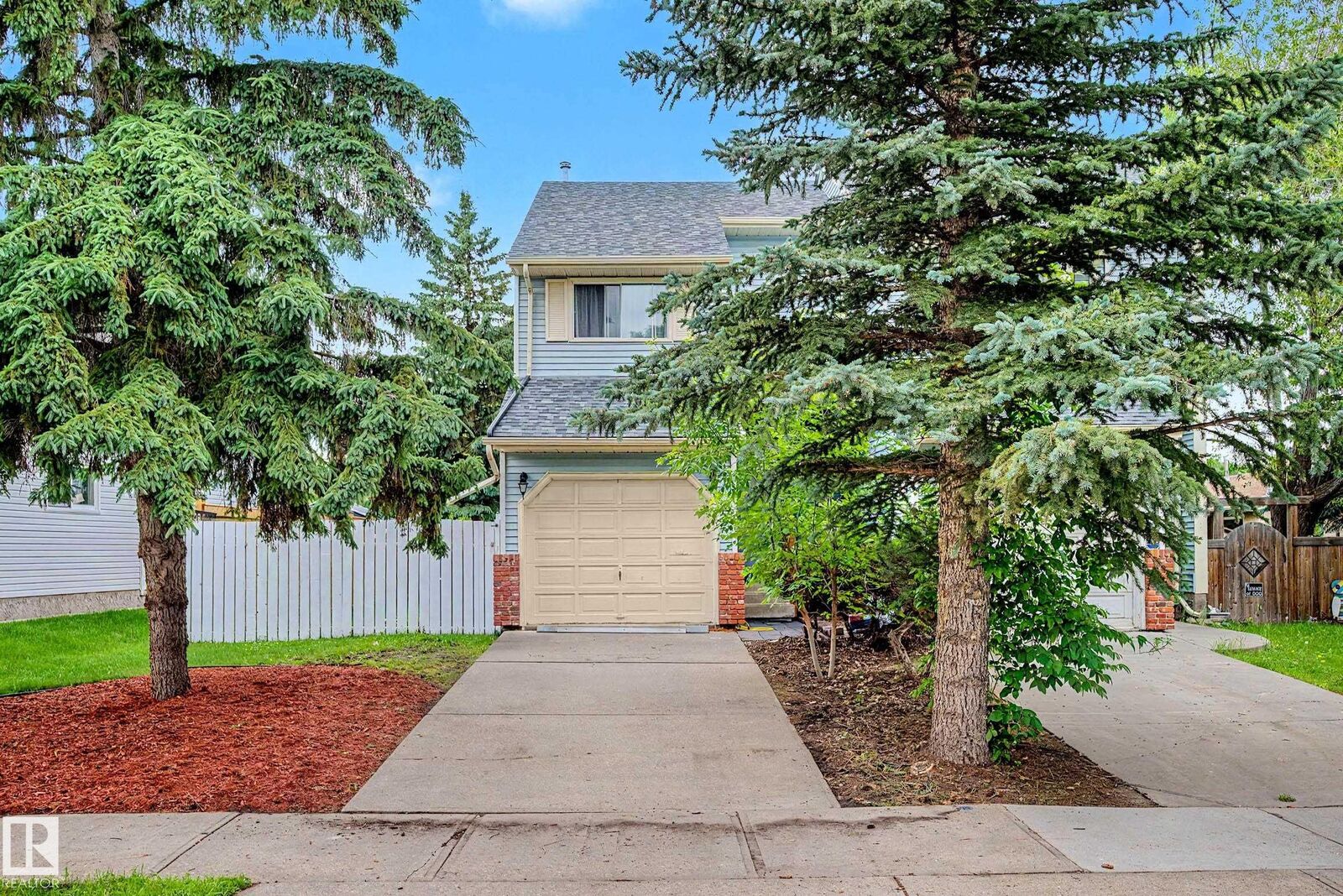 Property Photo: 19 Pineview Drive AB T8N 4R5
