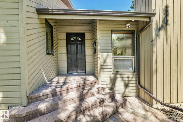 Property Photo:  11822 91 Avenue NW  AB T6G 1B2 