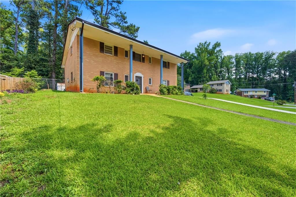 Property Photo: 1020 Cedar Circle GA 30297