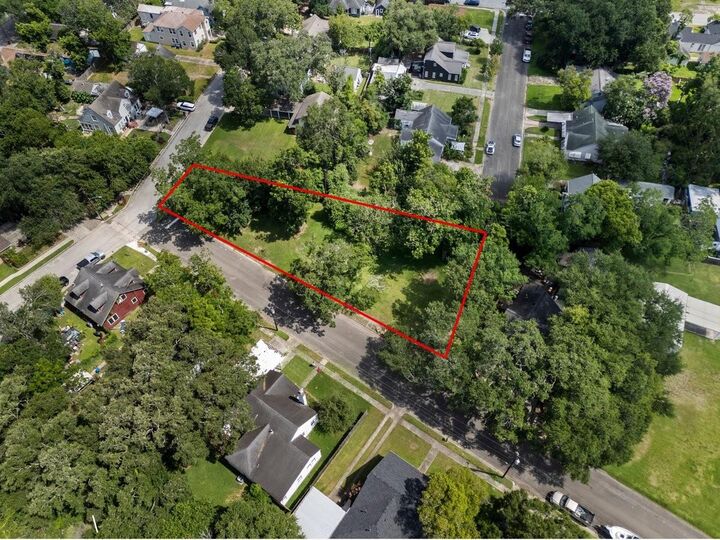 Property Photo: 214 W Hunnicutt Street TX 77520