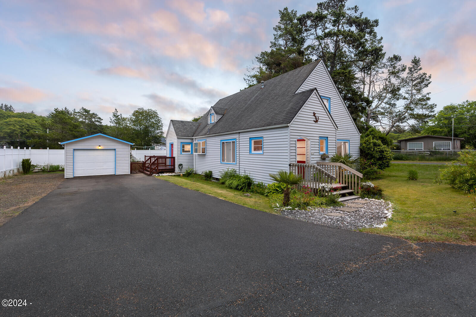 Property Photo: 6126 SW Jetty Avenue OR 97367