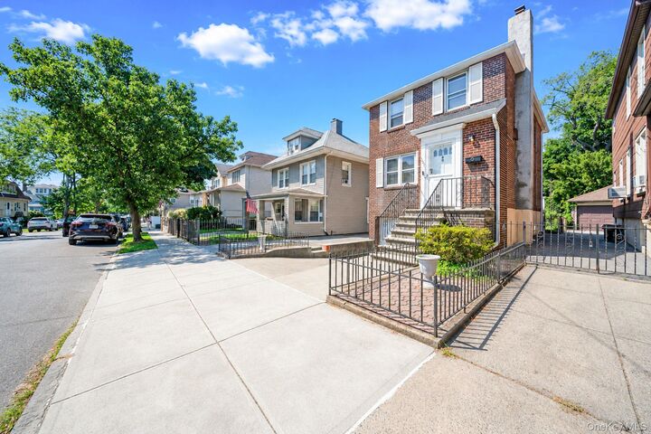 Property Photo:  1621 Lurting Avenue  NY 10461 