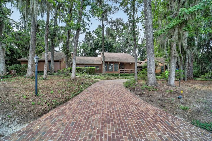Property Photo:  2411 SE 15th Street  FL 34471 