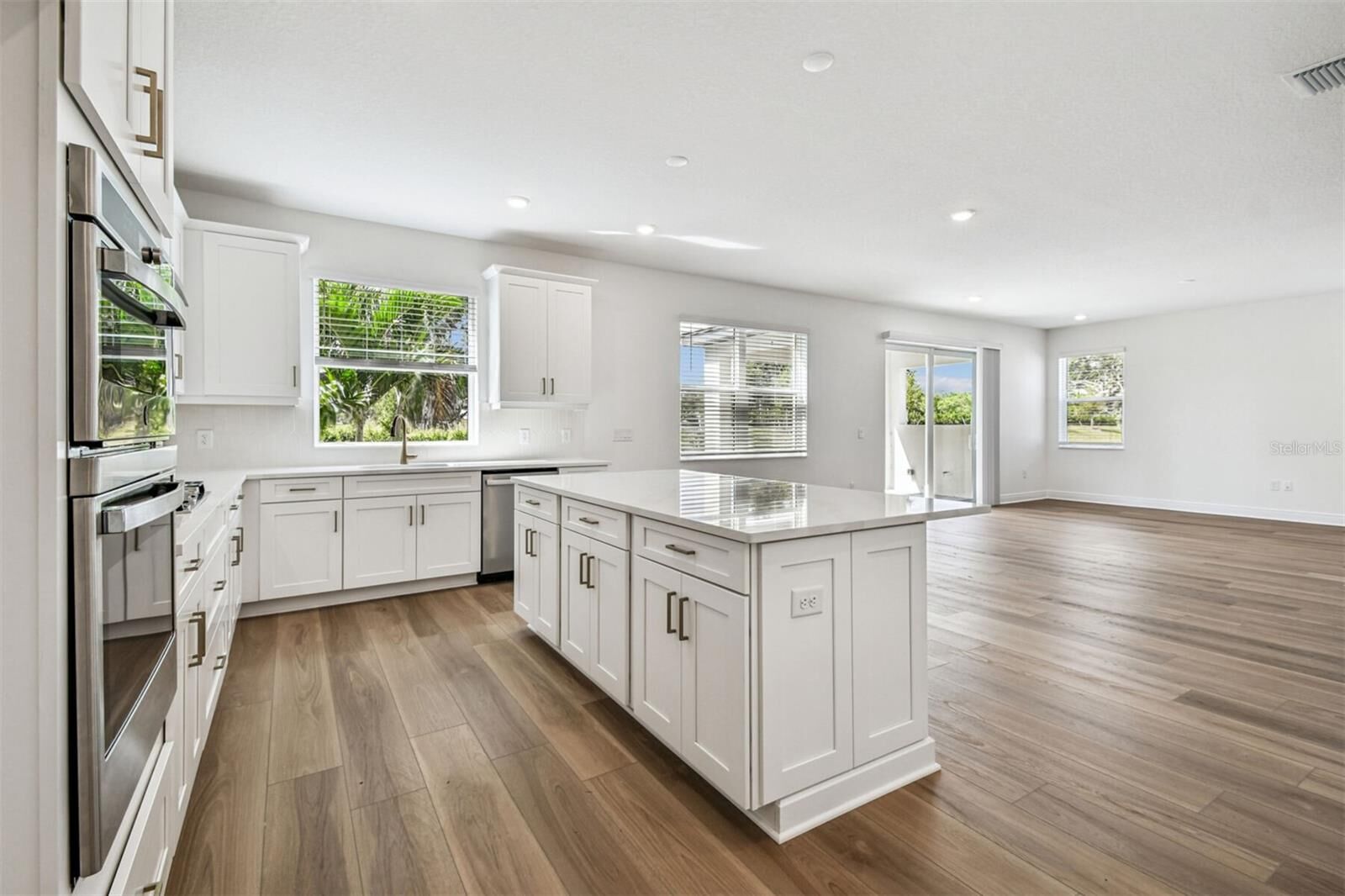 Property Photo: 7571 Hawkstone Drive FL 34241