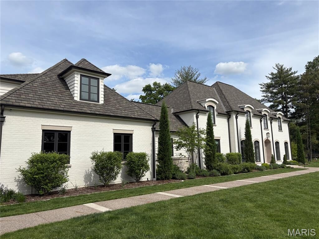 Property Photo: 4 Clayprice Court MO 63124