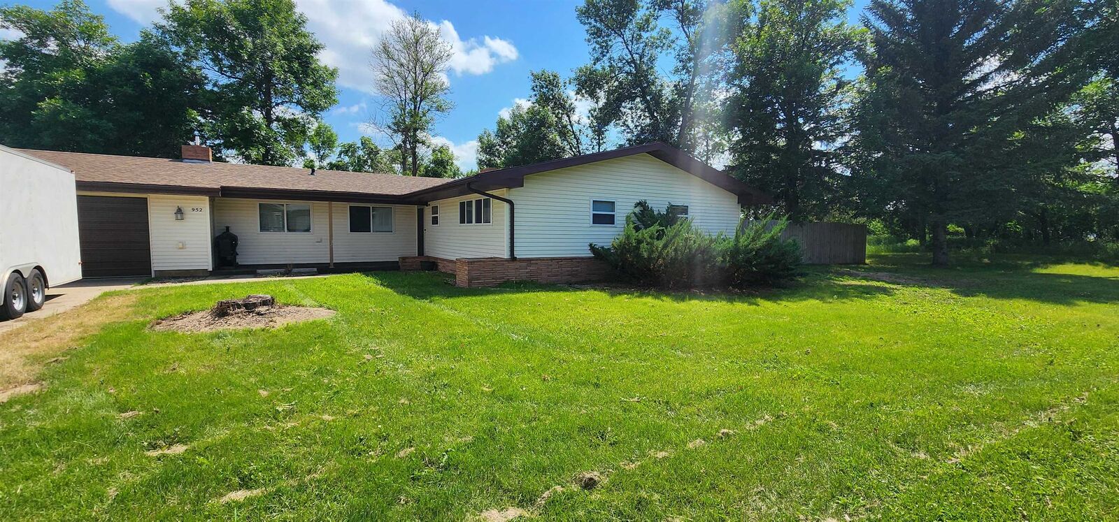 Property Photo:  952 Laurel St  ND 58750 