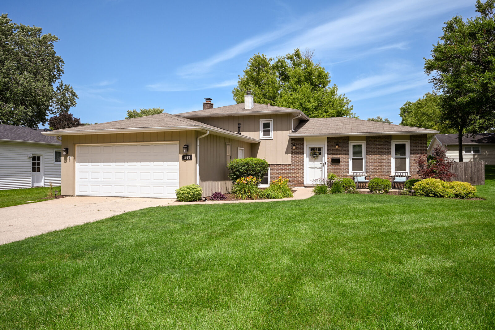 Property Photo:  1967 Nottingham Lane  IL 60189 