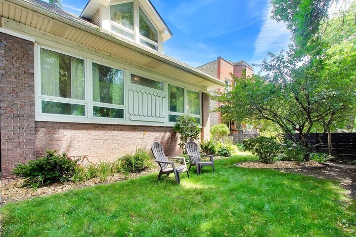 Property Photo:  2012 W Estes Avenue  IL 60645 