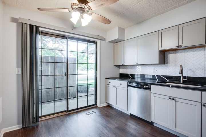 Property Photo:  1486 W Jefferson Avenue D  IL 60540 