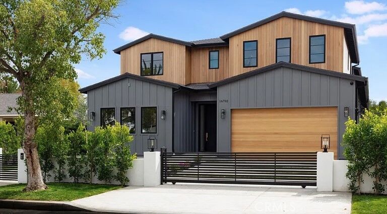Property Photo: 16702 La Maida Street CA 91436