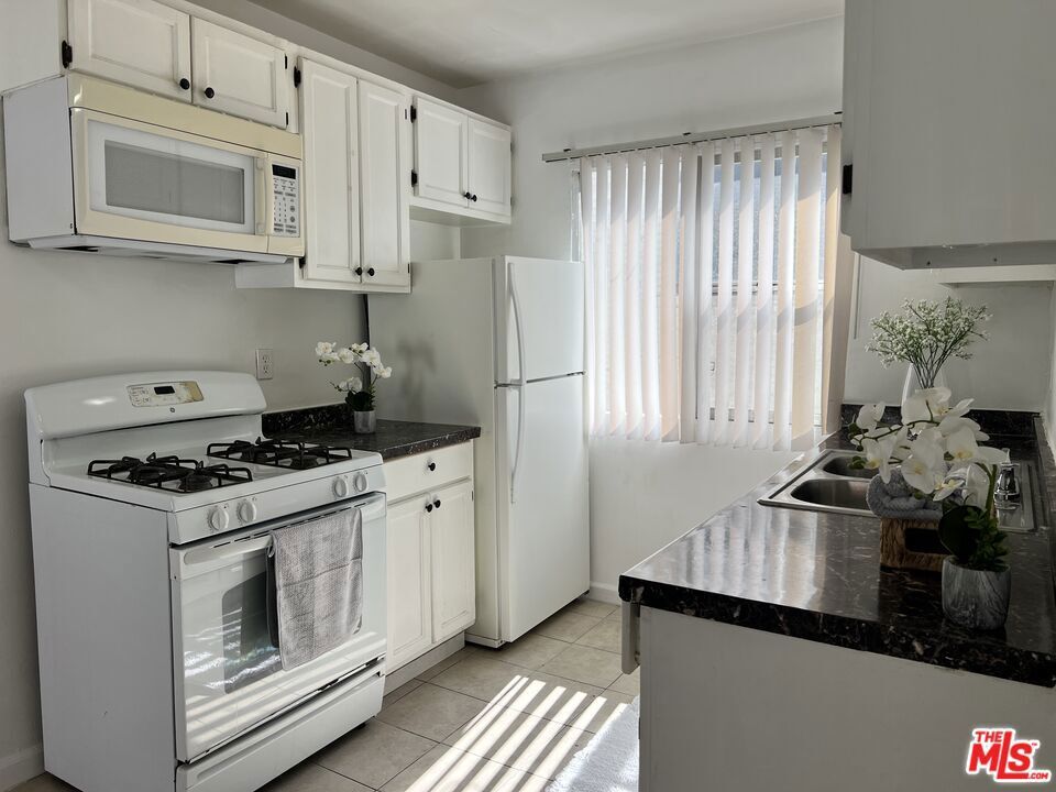 Property Photo:  1330 S Wilton Place 9  CA 90019 