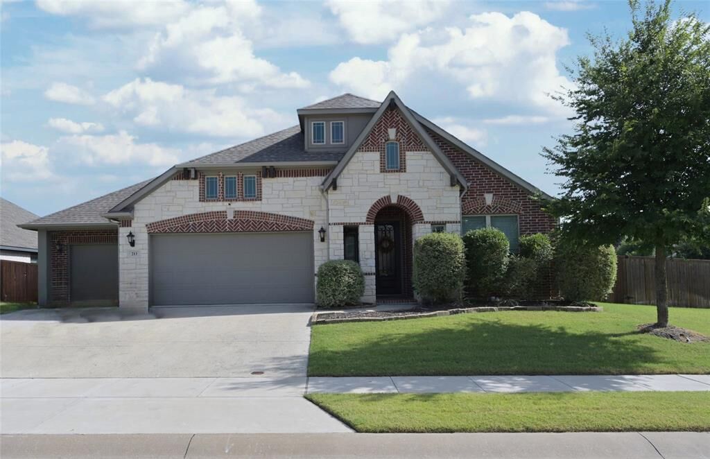 Property Photo: 213 Oakcrest Drive TX 76247