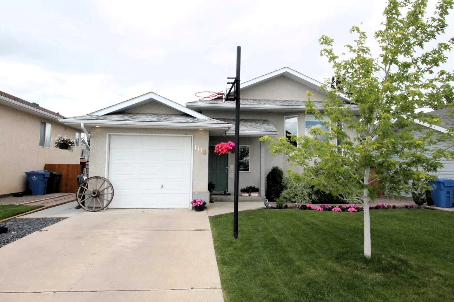 Property Photo: 1110 25 Avenue AB T1M 1N4