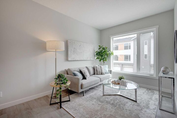 Property Photo:  212 Shawnee Square SW  AB T2Y 0T7 