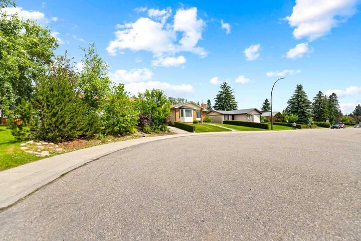 Property Photo: 323 Maddock Crescent NE AB T2A 3W7