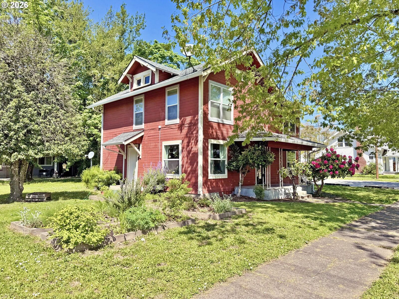 Property Photo:  608 4th St  OR 97477 