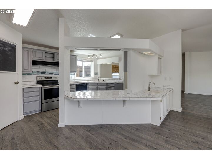 Property Photo: 1145 SW Cypress St 100 OR 97128