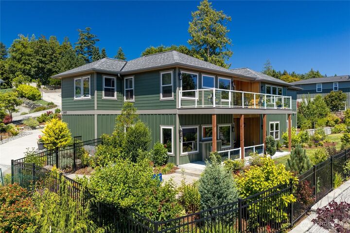 Property Photo:  3007  Meridian Court  WA 98221 