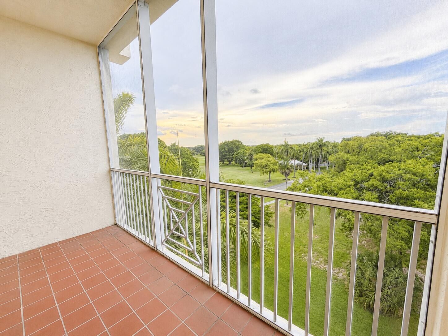 Property Photo: 3600 Oaks Clubhouse Drive 501 FL 33069