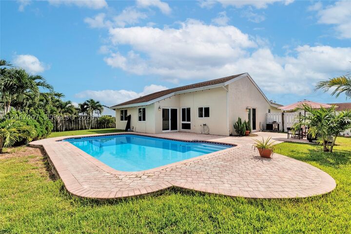Property Photo: 681 Pine Ridge Ter FL 33325
