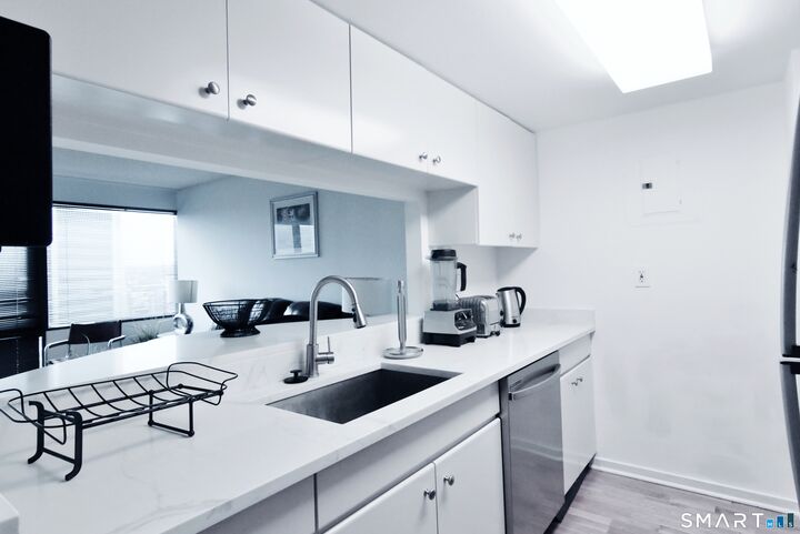 Property Photo:  127 Greyrock Place 1507  CT 06901 
